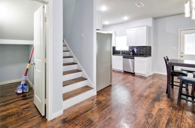 Building Photo - 3510 Oleander Ave