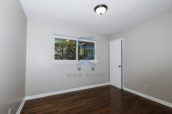 Building Photo - 5425 Skyview Dr SW