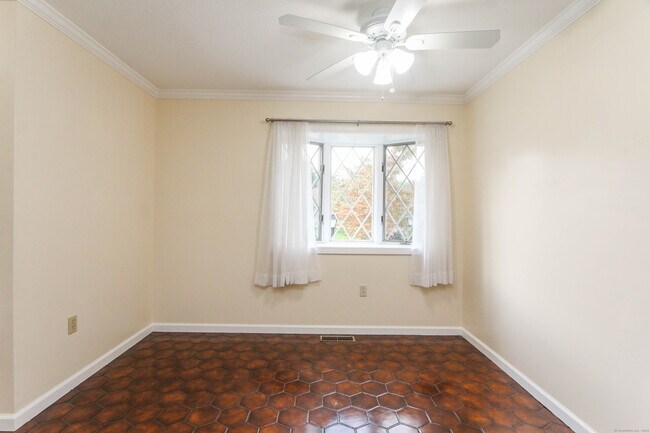 Building Photo - 409 The Meadows