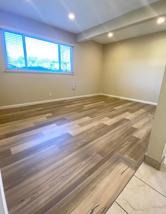 Building Photo - 10350 Leola Ct