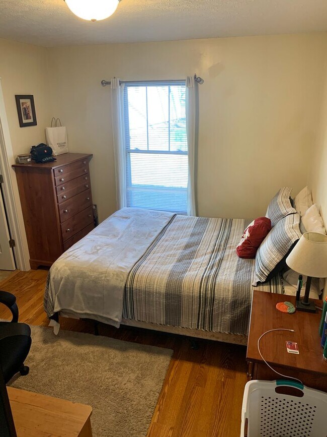 Building Photo - ***AVAILABLE AUGUST 2027*** Bedroom, 2 Bat...