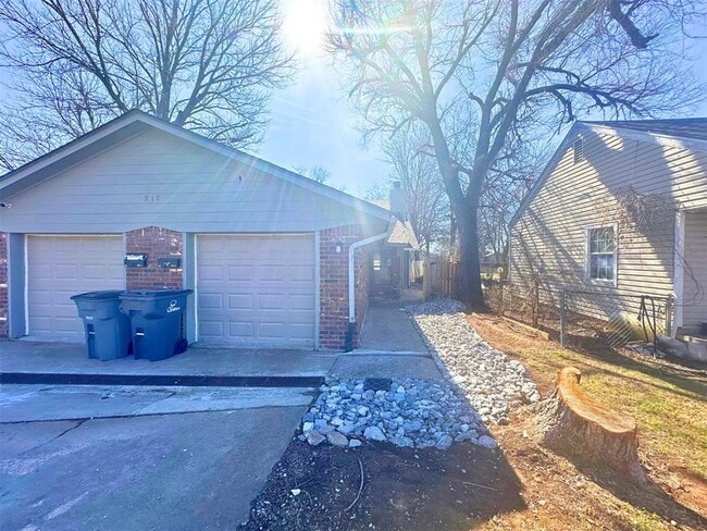 Building Photo - 910 NW Dearborn Ave