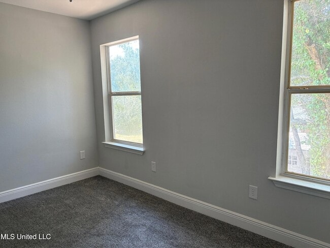 Building Photo - 233 Milray Ln