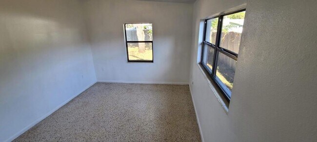 Building Photo - 2027 BENTLEY ST