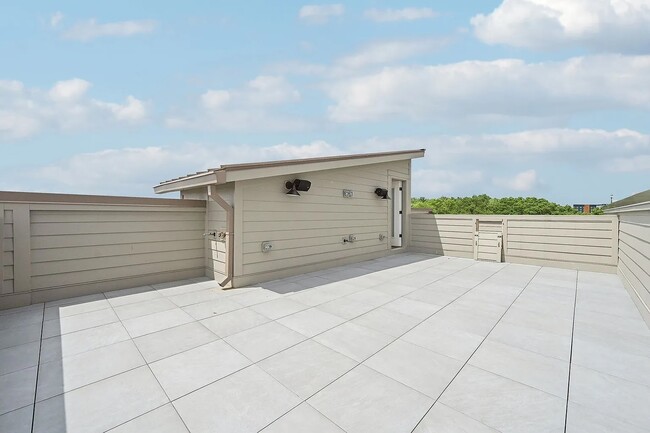 Building Photo - 526 Riverfront Ln