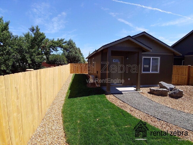 Building Photo - 921 NW Oak Ln