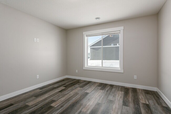 Building Photo - 102 7th Ave NW