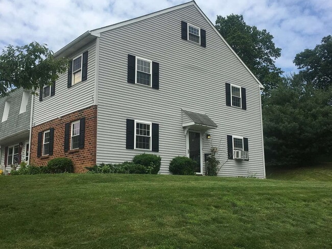 Building Photo - Spacious 4-bedroom, 1.5-bath townhome