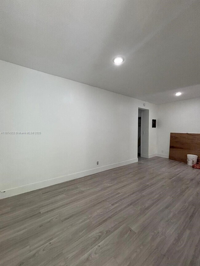 Building Photo - 2025 Bay Dr
