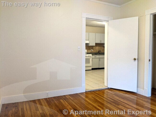 Building Photo - 83 Yorktown St