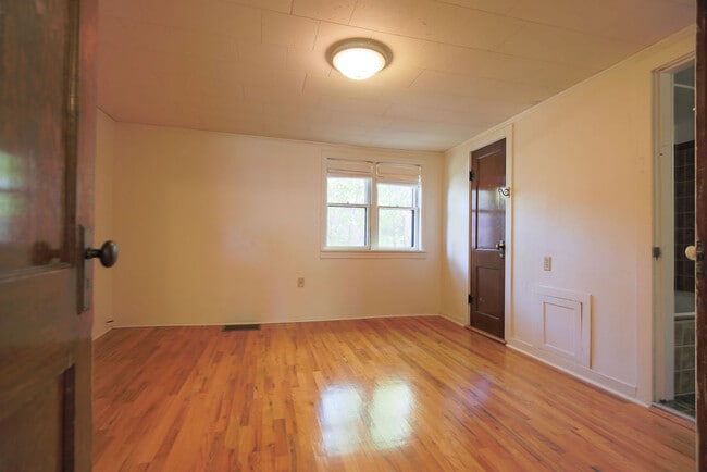 Building Photo - 802 Ussie Ave