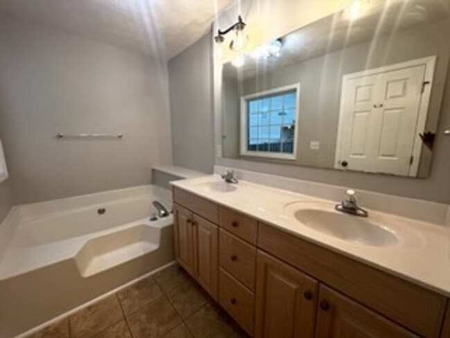 Building Photo - Spacious 4 Bed, 2.5 Bath Home in Cameron