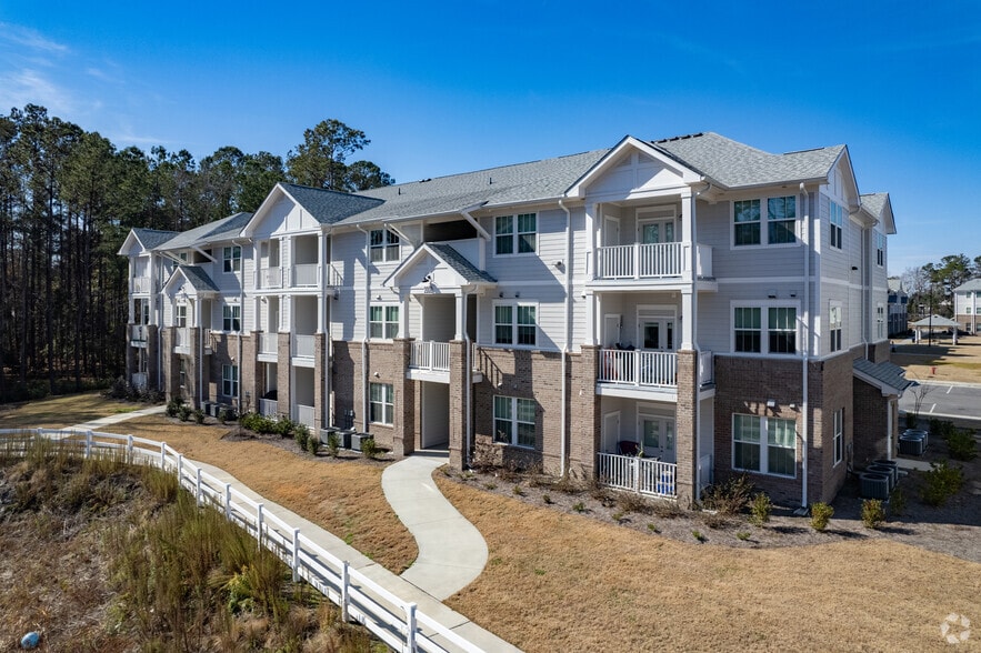 Building Photo - Garden Oaks