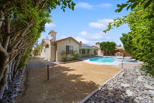 Building Photo - 37762 Drexell Dr