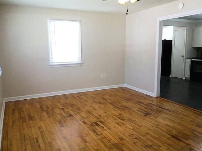 Building Photo - Cute 3Bed/1Bath house with fenced backyard