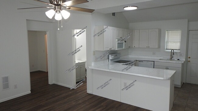 Building Photo - Adorable 2 bedrooms and 1 bath home located on N Drury Ave in Kansas City, MO