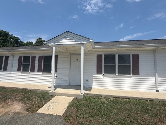 Building Photo - Two bedroom, one bath apartment in Burlington