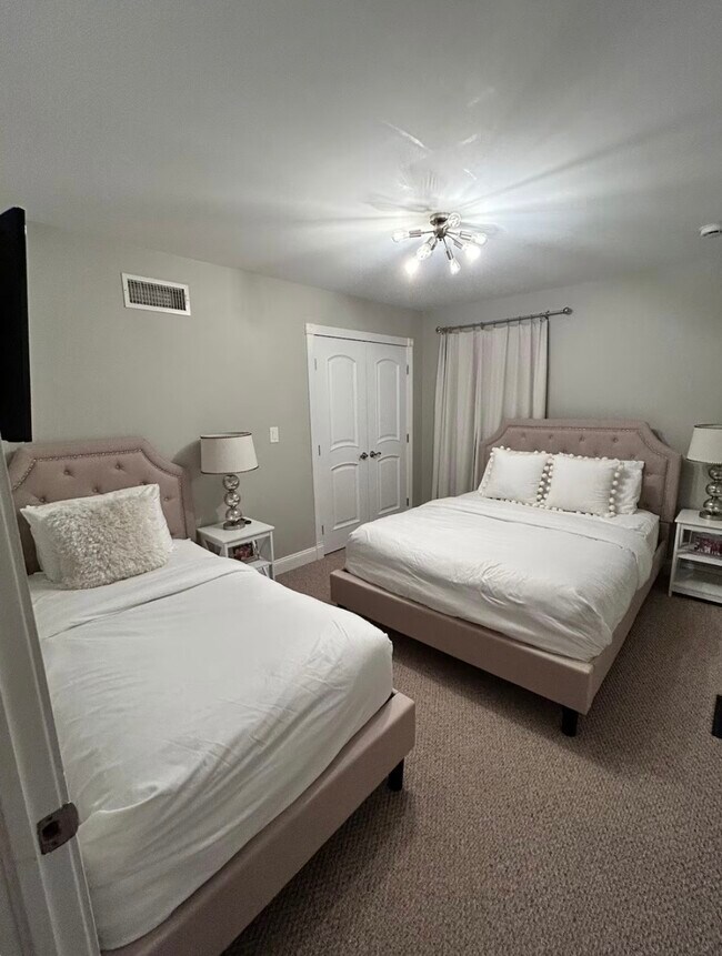 Building Photo - 225 Snow Shoe Ln