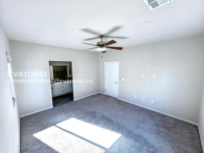 Building Photo - 3 Bed, 2 Bath Home with Fenced Yard & Garage / Available Now!