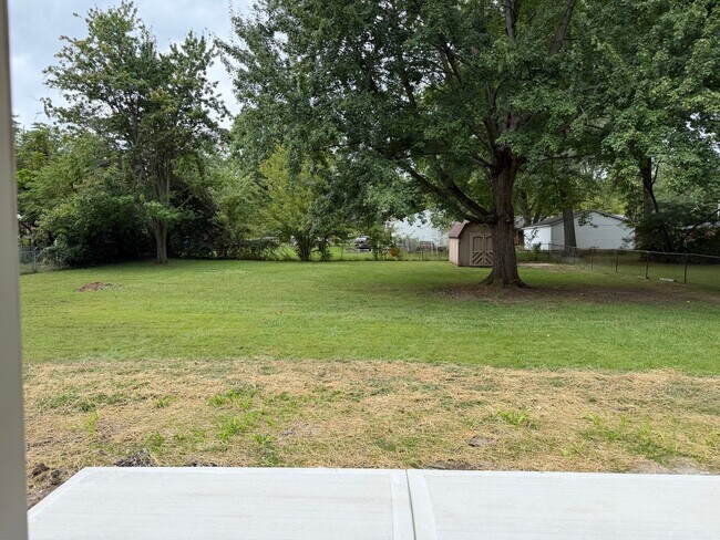 Building Photo - 3703 Oakwood Dr