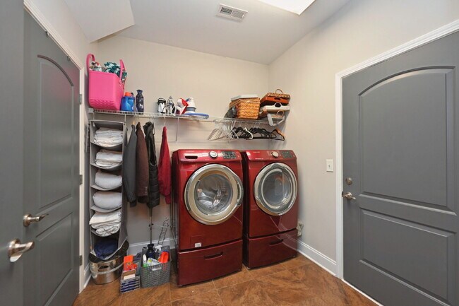 Building Photo - Resort Living at its finest in Foxland Harbor, Gallatin's premier golf and lake community!