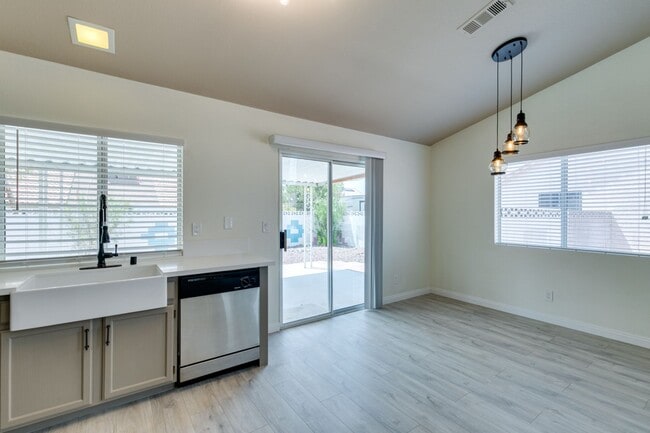 Building Photo - Fully upgraded 3 bedroom house on large lo...