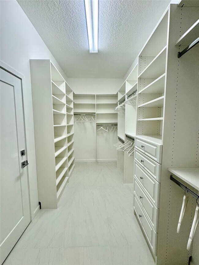 Building Photo - 4915 Whispering Way