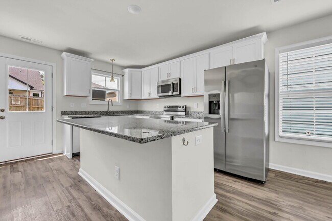 Building Photo - Beautiful 3-bed, 2.5-bath home with a bright, open floor plan.