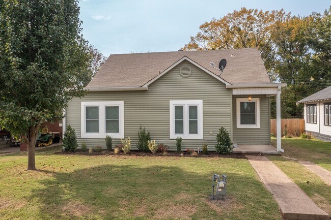 Building Photo - Freshly Updated 3 Bedroom House