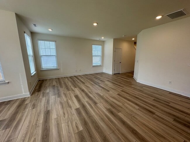 Building Photo - The Grove at Neill's Pointe