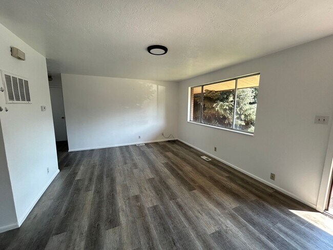 Building Photo - SIGNING BONUS AVAILABLE UP TO $800!! 2 Bed...