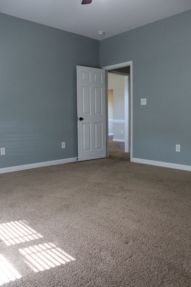 Building Photo - 107 Kenison Way
