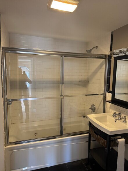 Building Photo - 1640 Whitney Ave