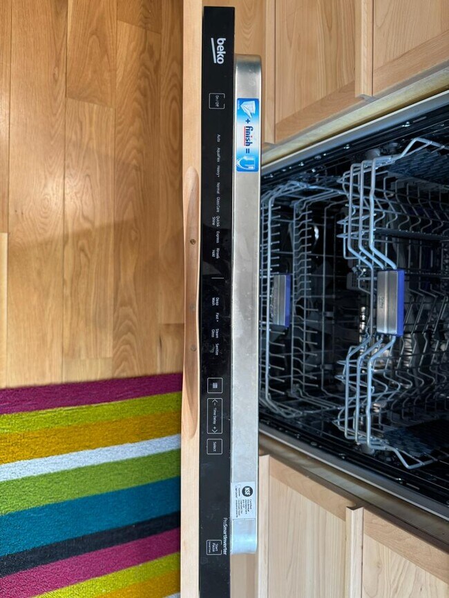 Building Photo - 1525 N Front St