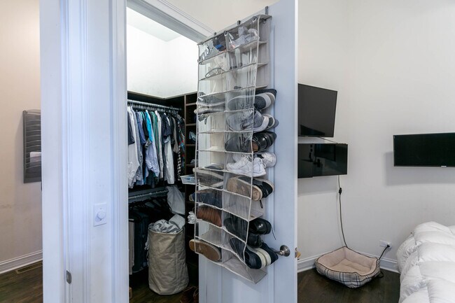 Building Photo - 1359 N Noble St