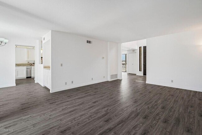 Building Photo - Hillside Hideaway in Thousand Oaks