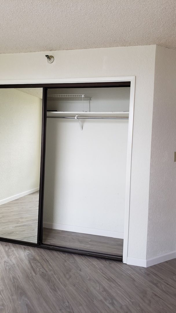 Building Photo - One bedroom one bath in Highly Desirable B...