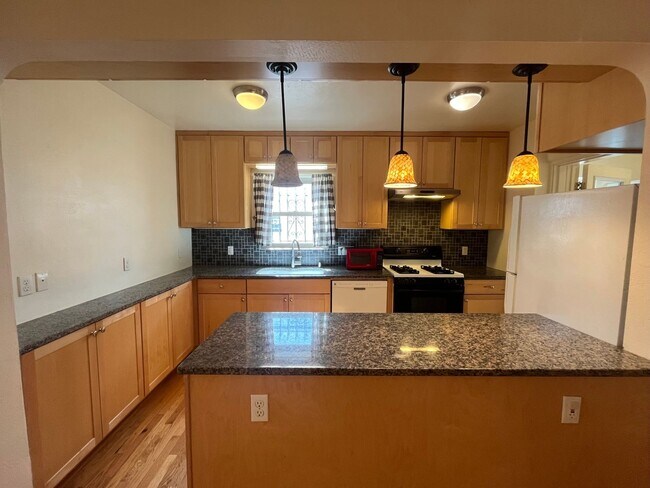 Building Photo - 3 Bedroom 2 Bathroom Charmer In Nob Hill!