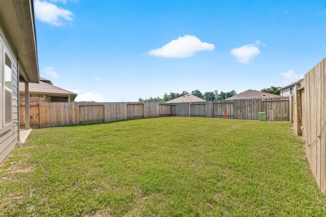 Building Photo - 5442 Pinetree Cres Ln