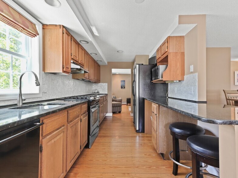 Building Photo - 491 Spring St