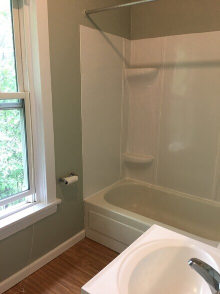 Building Photo - 526 E 7th St