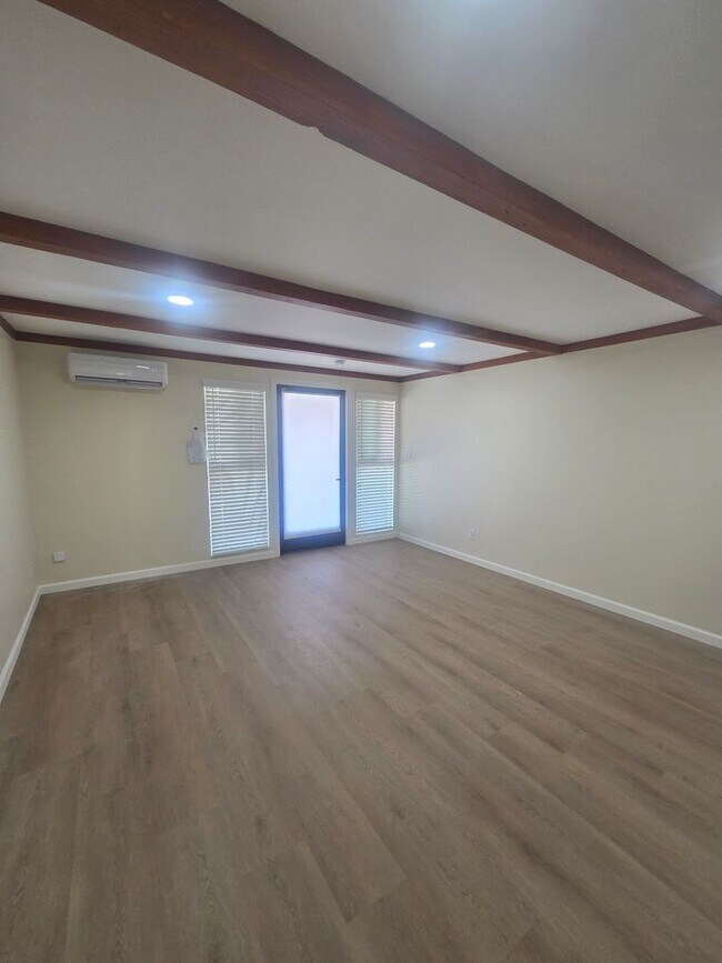 Interior Photo - f2215