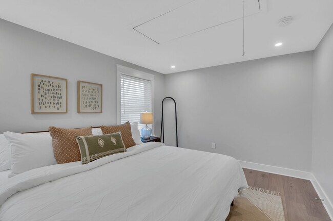 Building Photo - 1205 7th Ave