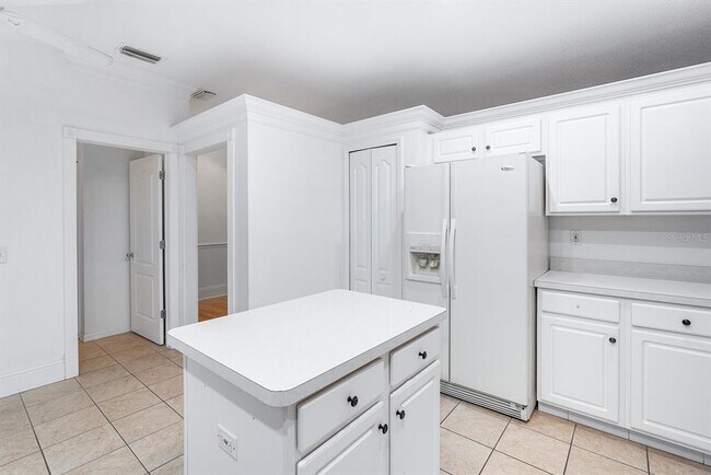 Building Photo - 295 Fareham Dr