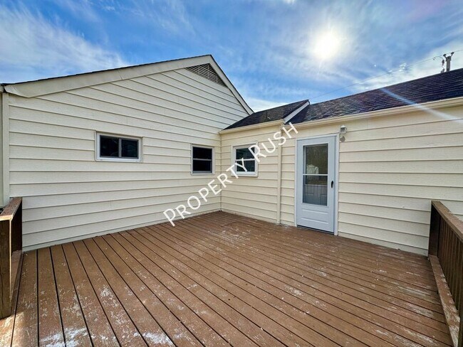 Building Photo - 32 Opal Rd