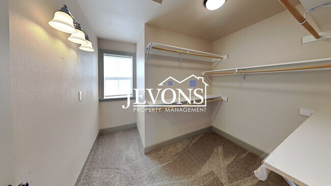 Building Photo - Spacious home with fully equipped kitchen and 2-car garage near Stewart Park
