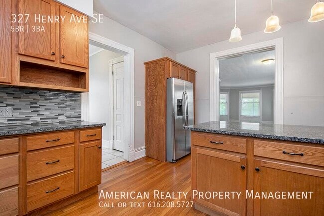 Building Photo - 327 Henry Ave SE