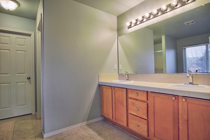 Building Photo - 2727 N Crater Ln