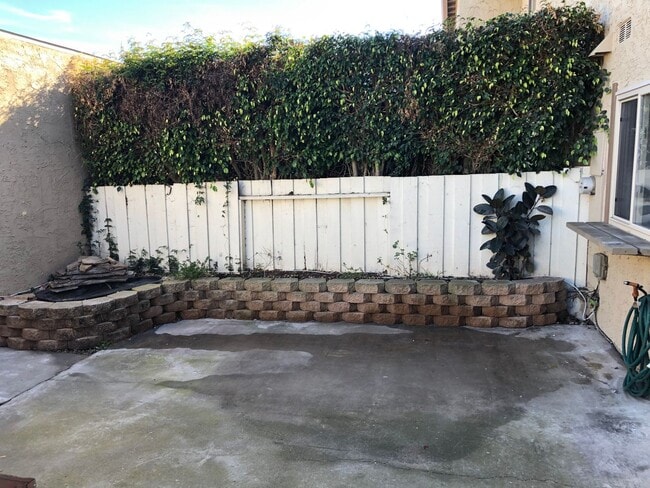 Building Photo - Wonderful 3 Bed, 1.5 Bath Upgraded Condo with Lots of Amenities