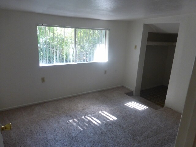 Building Photo - 906 S Farmer Ave